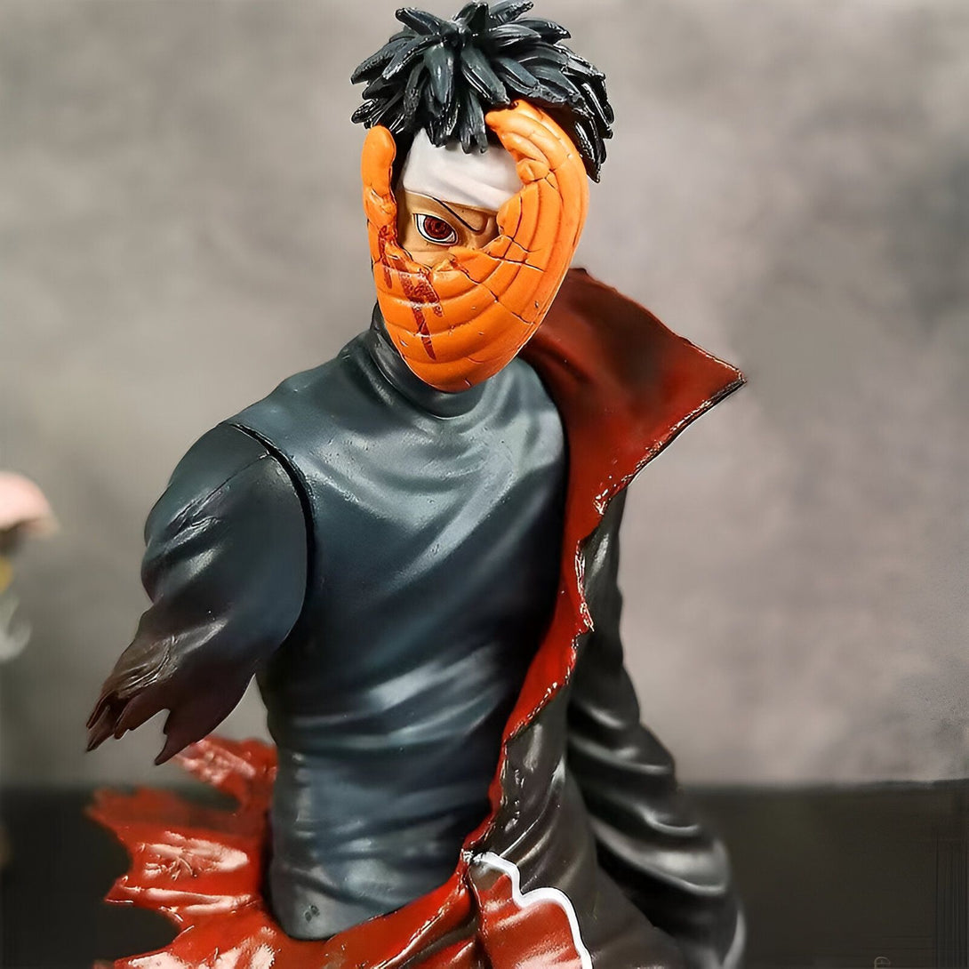 Figurines de collection de Naruto, représentant Obito Uchiha avec son masque signature orange et rouge.