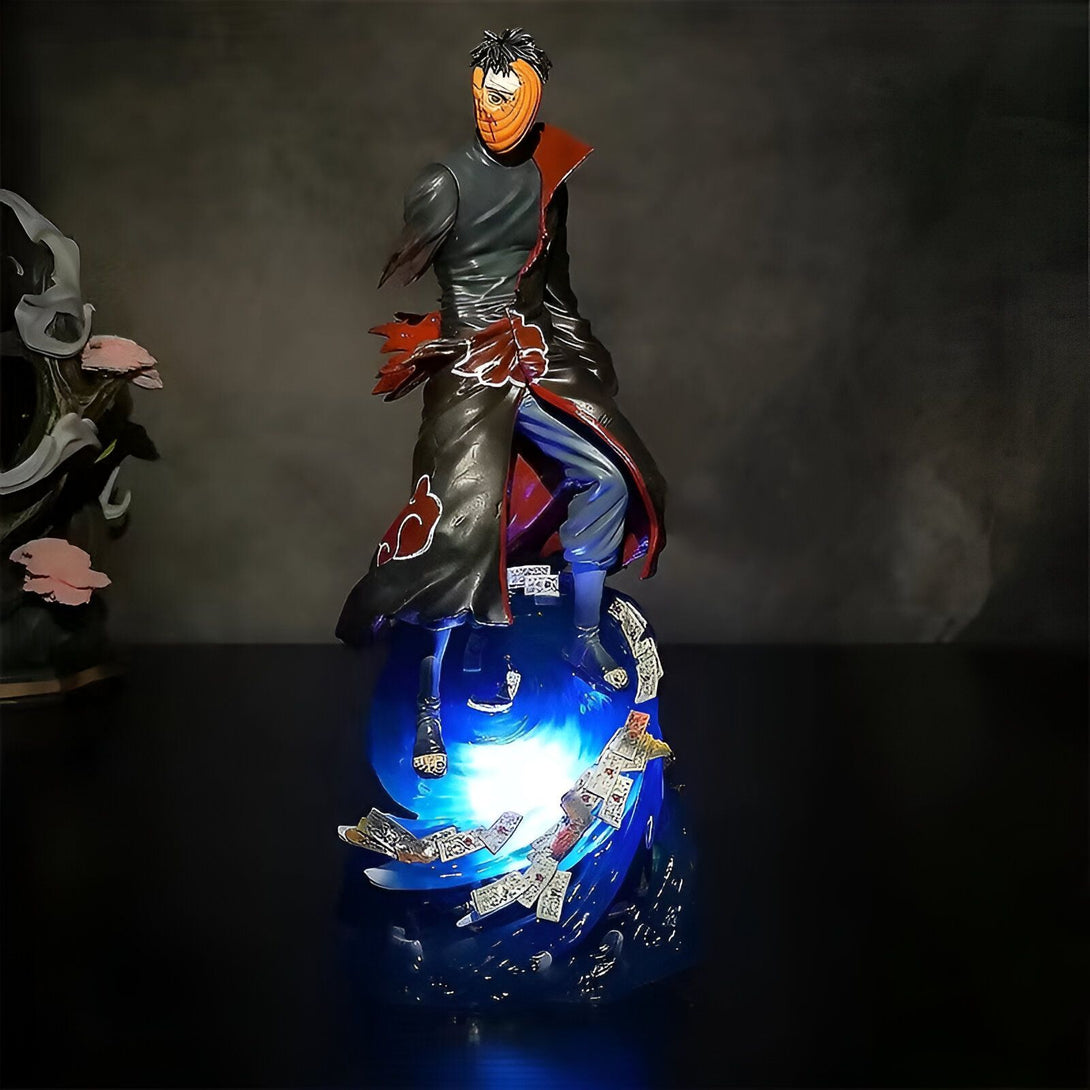Statue éclairée de Pain, personnage de l'univers Naruto, debout sur une base représentant le Rinnegan. La statue est faite de PVC de haute qualité et est une excellente addition à toute collection Naruto.