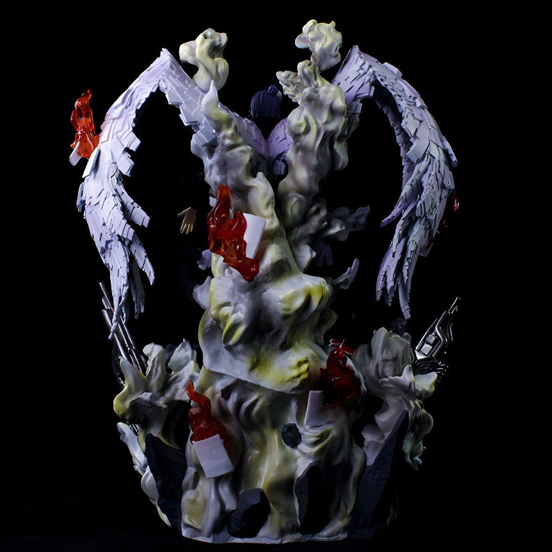 Statue de Naruto Shippuden avec des ailes d'ange, entouré de fumée et de flammes, sur un socle de roche brisée.