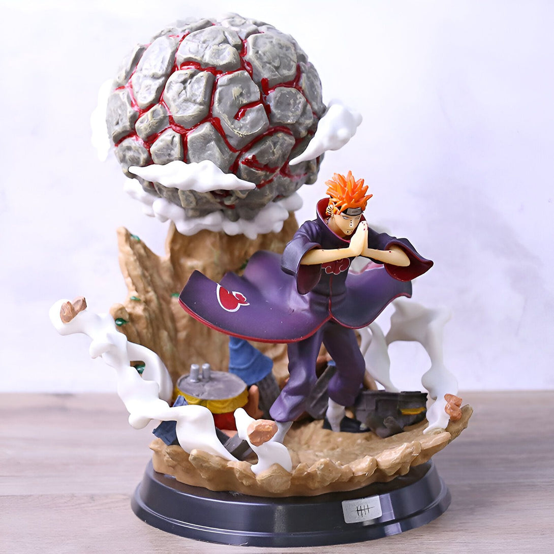 Statue de Pain du manga Naruto, avec son attaque signature, le Shinra Tensei, qui représente un rocher géant avec des veines rouges. Il est représenté en train de faire un geste de prière.