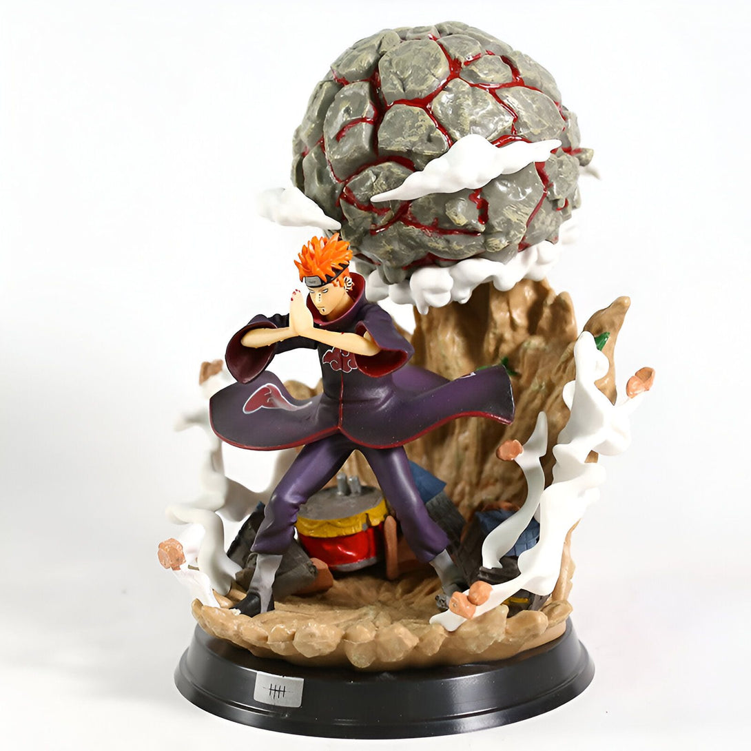 Figurine de Pain, personnage de l'anime Naruto, dans une pose de combat, entouré d'un rocher en forme d'arbre, avec des nuages blancs en arrière-plan.