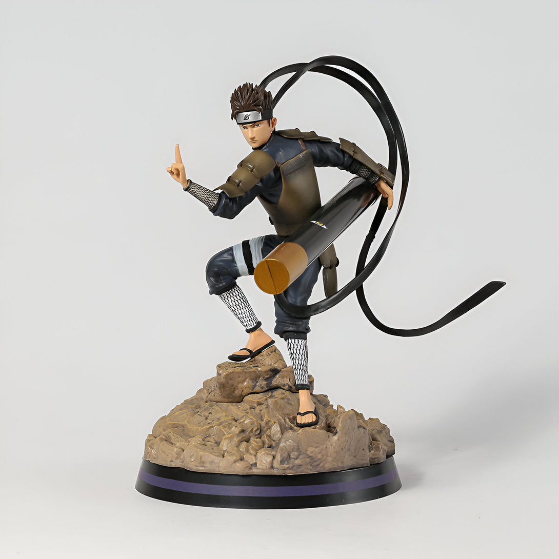 Figure de collection de Kiba Inuzuka de l'anime Naruto, représentant le personnage en tenue de combat, prêt à attaquer avec son fidèle chien Akamaru.