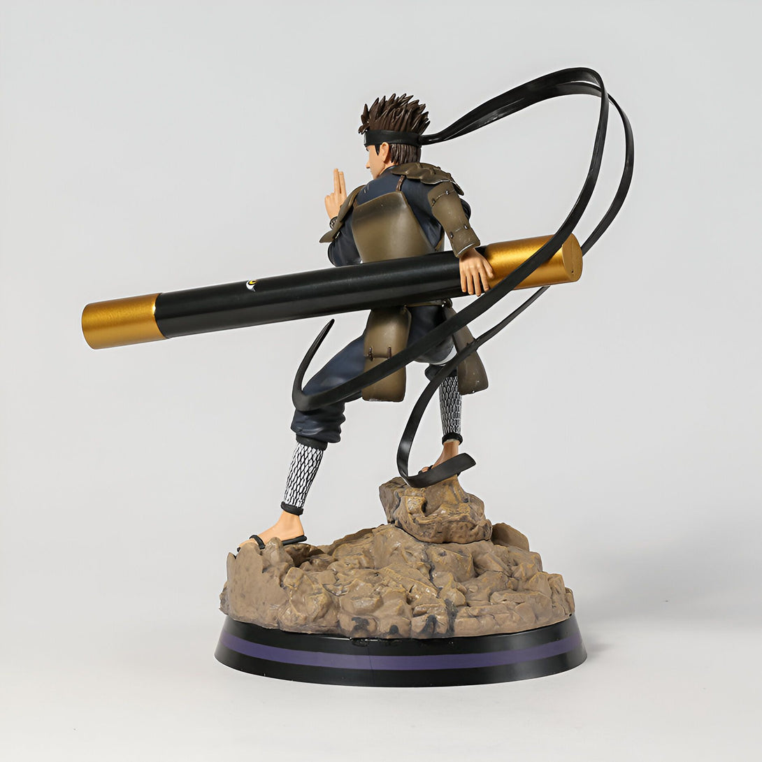 Figurine de Kimimaro de Naruto Shippuden, vu de dos, tenant son bâton avec une main, la seconde levée. Il est debout sur un socle en forme de rocher.