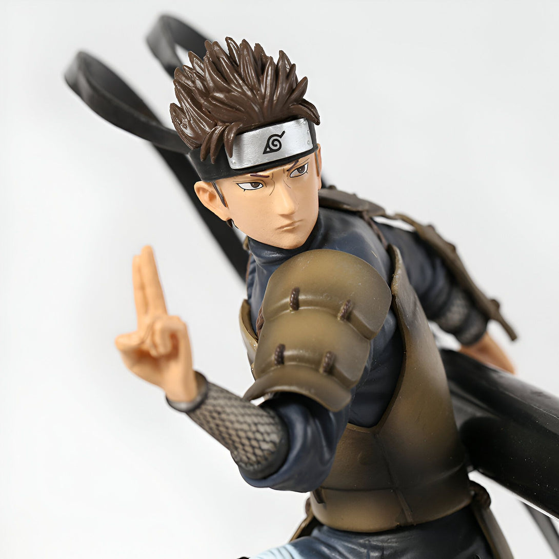Figur de collection de Might Guy de Naruto Shippuden, dans une pose dynamique avec son bandeau portant le symbole du village de Konoha, prêt à combattre.