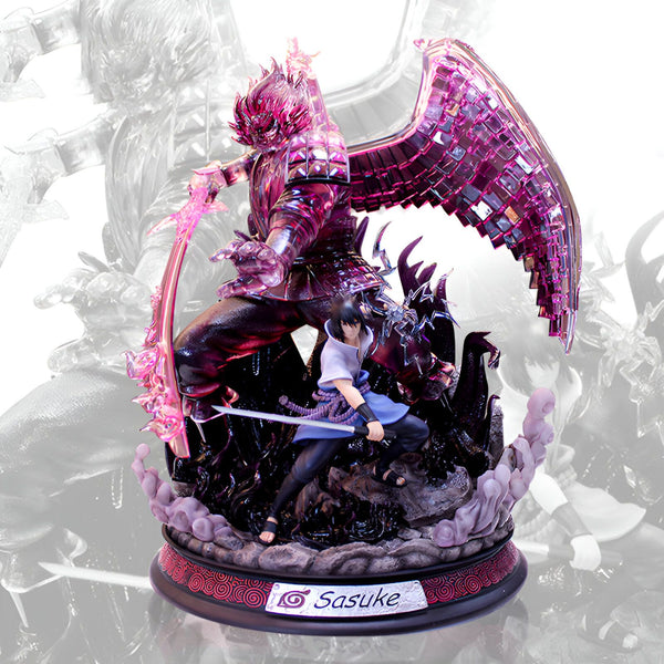 Statue de Sasuke Uchiha de Naruto Shippuden avec ses ailes déployées et son Susanoo en cristal transparent. Le socle représente le terrain de combat avec des traces de foudre.