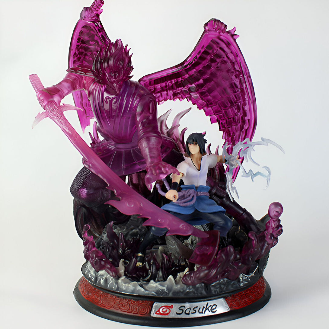 Statue de Sasuke Uchiha de Naruto Shippuden dans sa forme Susanoo, avec ses ailes déployées et son épée. La figurine est de couleur violette et représente le personnage dans toute sa puissance.
