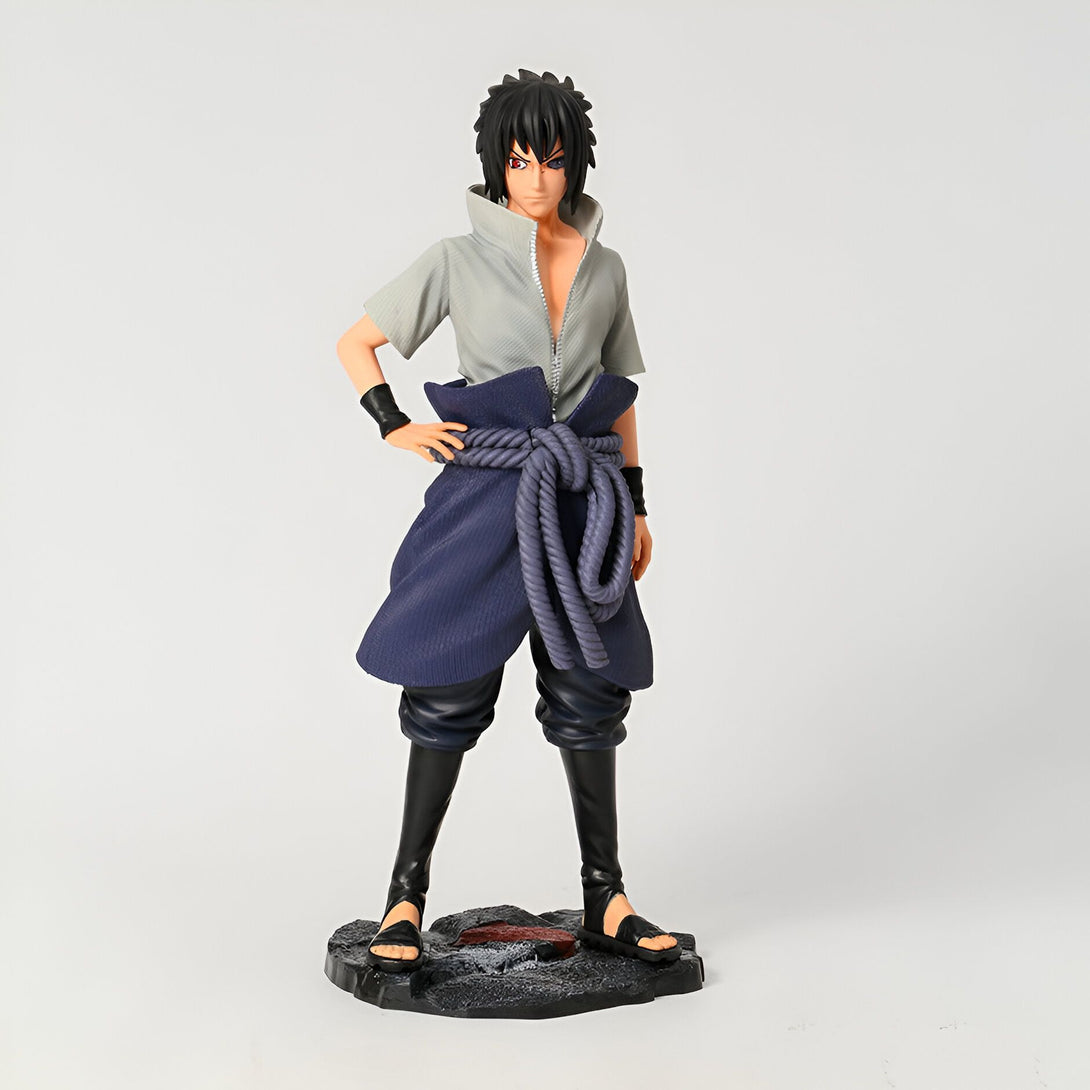 Figure de Sasuke Uchiha, un personnage populaire de l'anime Naruto, portant sa tenue de la série. La figurine représente Sasuke dans une pose dynamique, prêt à combattre.