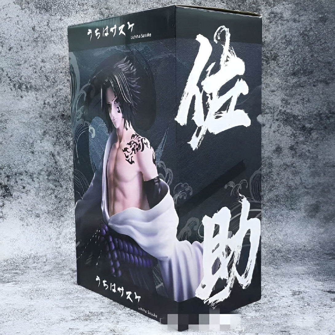 Boîte de figurine Naruto Shippuden représentant Sasuke Uchiha avec son célèbre Sharingan et son costume de ninja. Le design de la boîte est noir et blanc avec des détails en japonais.