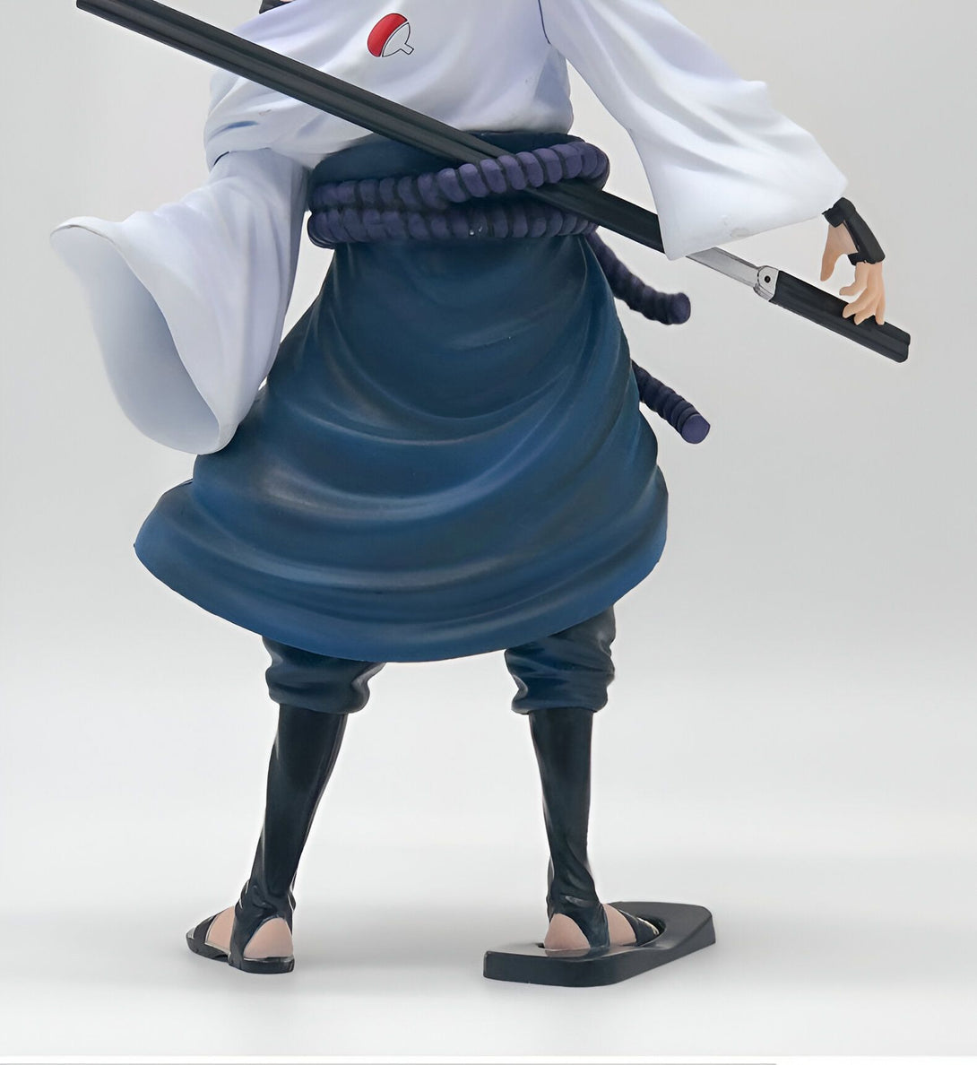 Figure de Naruto en PVC, portant sa tenue emblématique, avec son katana à l'arrière. Une figurine de collection pour les fans de Naruto.