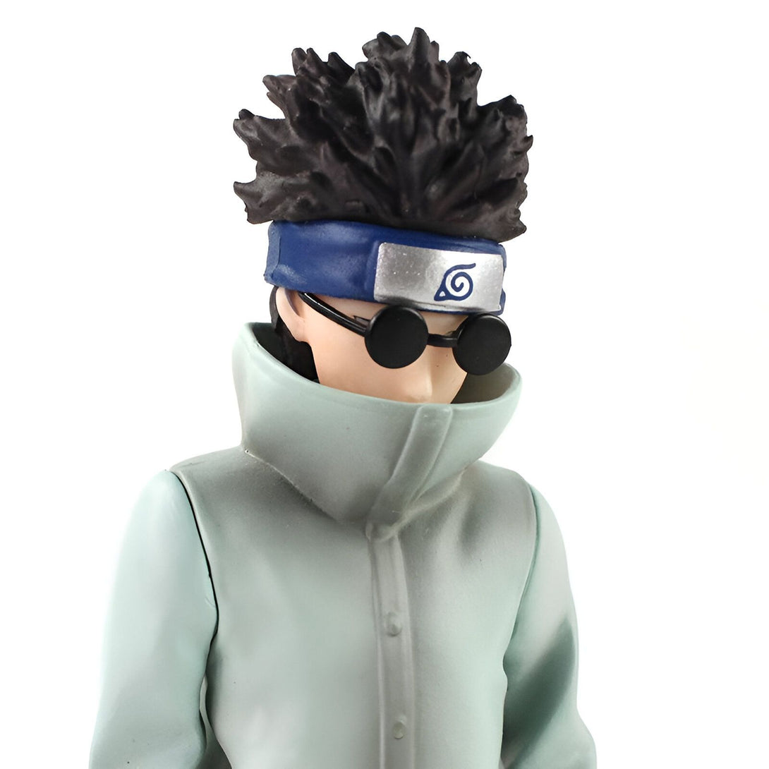 Figure de collection de Kakashi Hatake de Naruto, portant son emblématique bandeau frontal et ses lunettes rondes. Cette figurine est un incontournable pour les fans de l'anime et du manga Naruto.