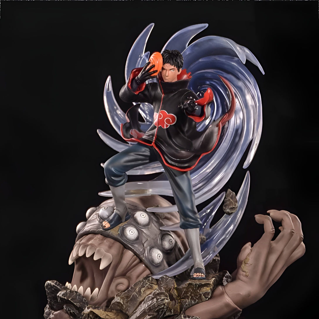 Statue de Pain, un personnage de l'anime Naruto, tenant un Rasengan et debout sur le corps d'un monstre à six yeux.