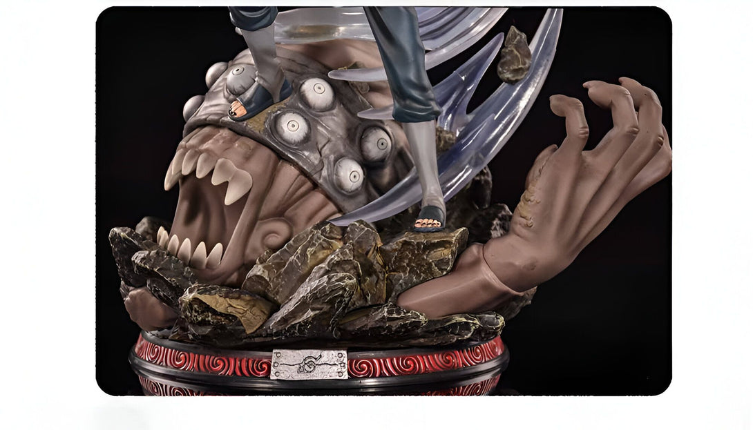 Statue de Naruto Uzumaki utilisant le chakra de Kurama, le démon renard à neuf queues. La statue est détaillée avec des yeux de Kurama et une base de rochers.