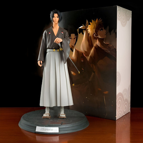 Figure de collection Naruto en tenue traditionnelle japonaise. La figurine est placée sur un socle noir avec l'inscription "Naruto". La boîte de la figurine représente des personnages d'animation sur fond sombre.