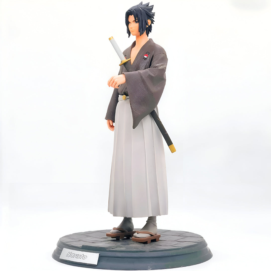 Figurine de Naruto en tenue traditionnelle japonaise, portant un katana et debout sur un socle noir.