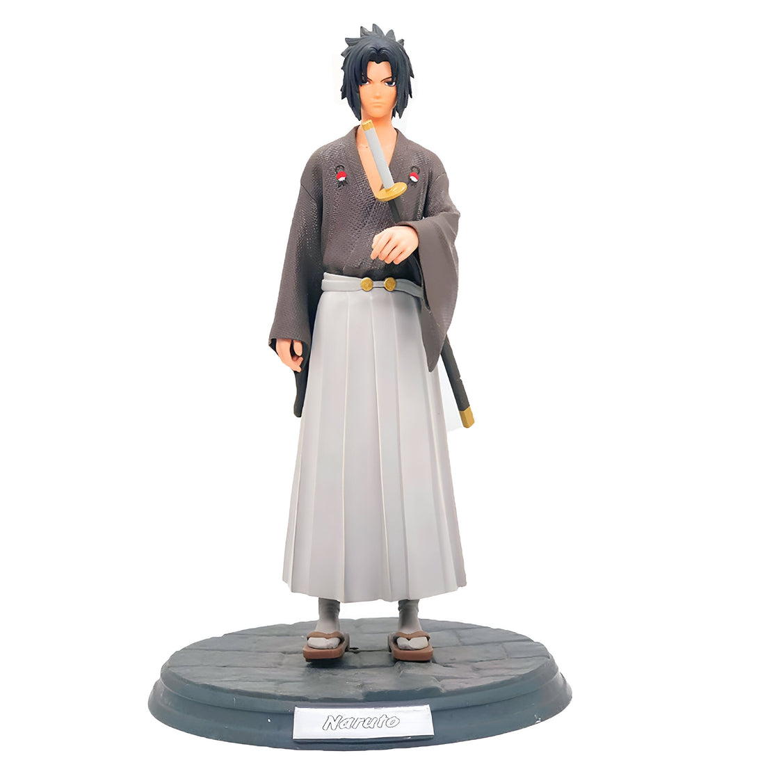 Figurine de Naruto Uzumaki dans sa tenue de mariage avec un katana.  La figurine est debout sur une base en pierre avec le nom "Naruto" inscrit.  C'est un excellent cadeau pour les fans de Naruto.