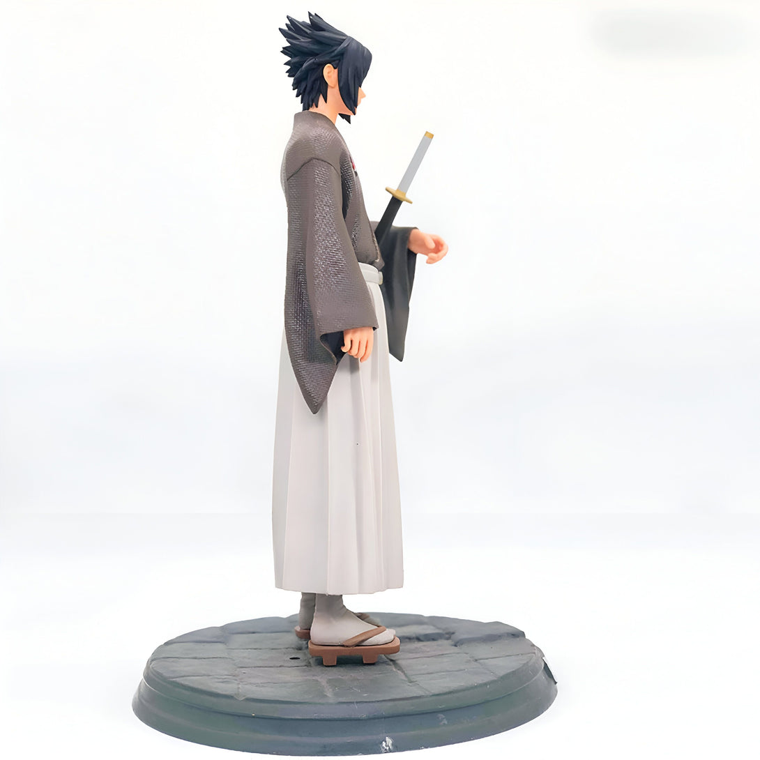 Naruto, le célèbre ninja de l'univers Naruto, est représenté dans une posture dynamique tenant un katana avec son costume traditionnel. Cette figurine est un excellent ajout à toute collection de fans de Naruto.