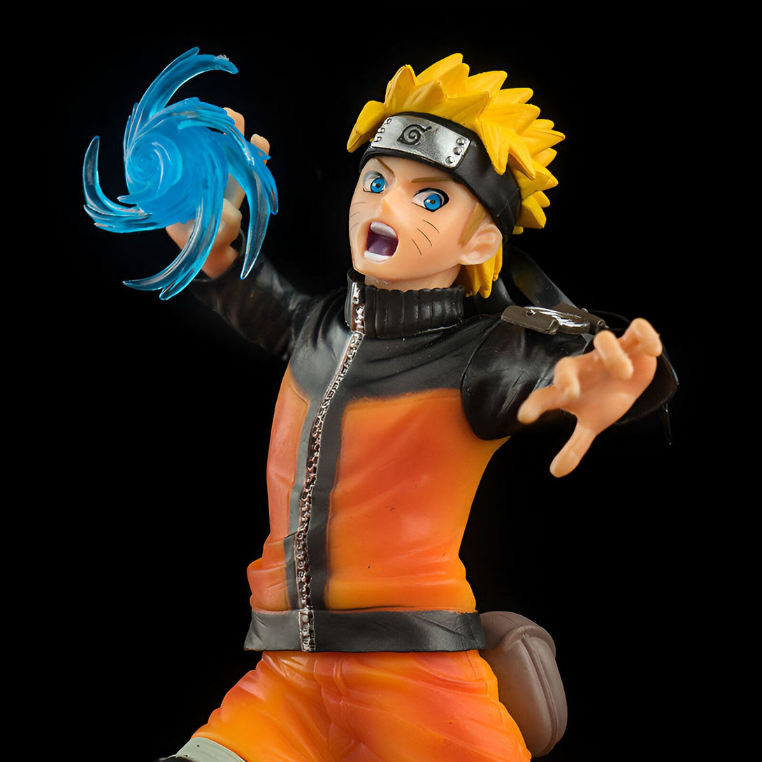 Naruto Uzumaki, le héros de l'anime Naruto, en figurine, prêt à lancer une attaque avec une boule d'énergie bleue.
