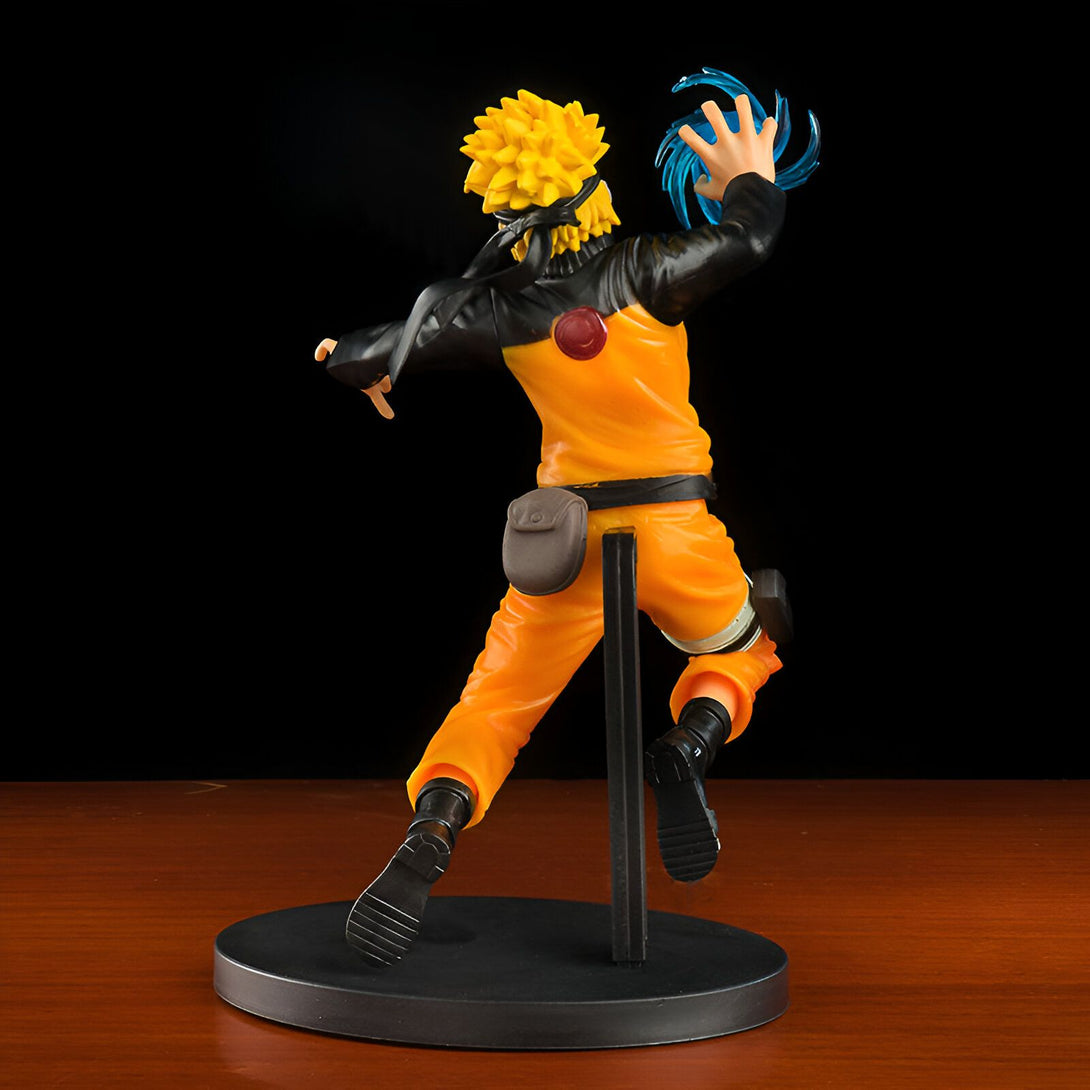 Naruto Uzumaki, le protagoniste de la série animée et manga Naruto, est représenté dans une pose dynamique. Il est vêtu de sa tenue orange emblématique et exécute un mouvement de combat. La figurine est posée sur un socle noir et son regard est dirigé vers la gauche.