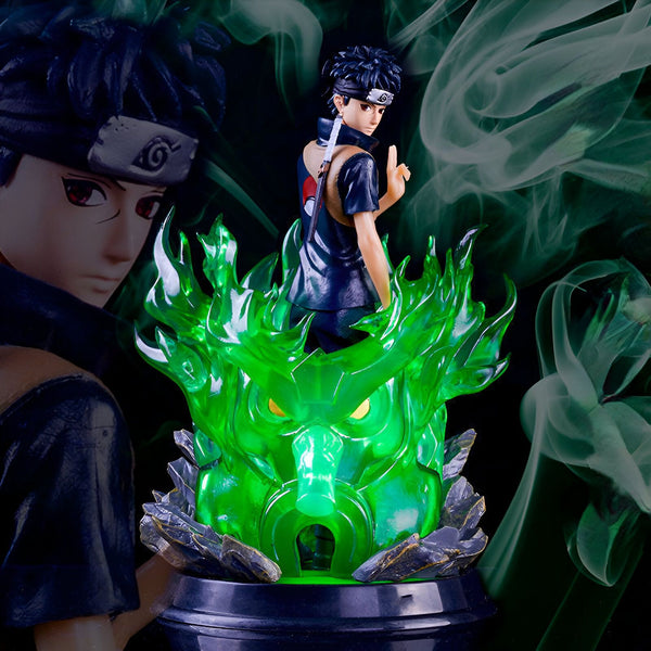 Statue de Naruto Uzumaki en mode Sage des Six Chemins, éclairée par une lumière verte et entourée de fumée verte.