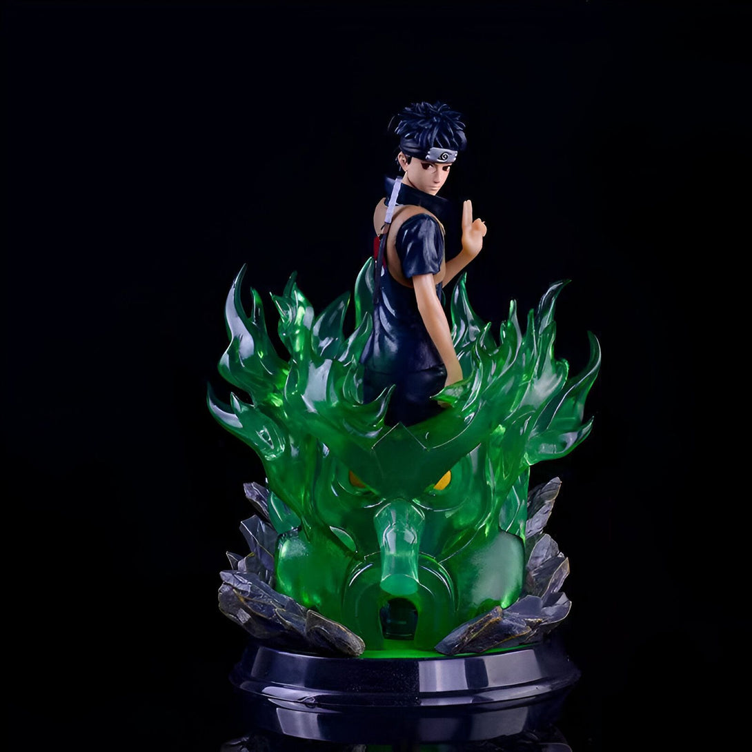 Statue de Naruto Shippuden représentant Kakashi Hatake, le célèbre ninja de Konoha, debout sur une base avec un effet de flamme verte.