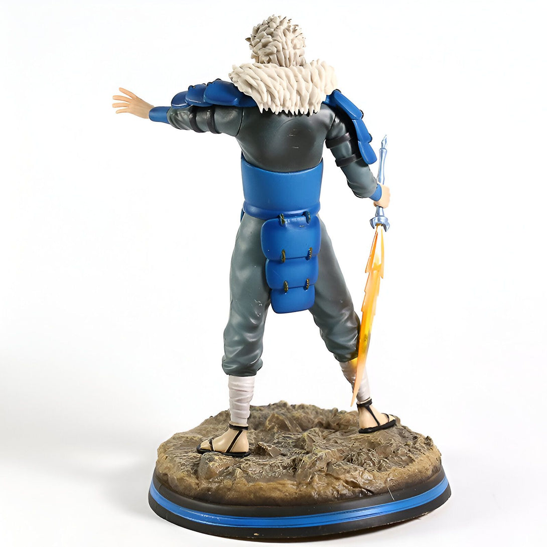 Figur de Kakashi Hatake de Naruto, portant son costume bleu et blanc signature, tenant son épée éclair. La figurine est posée sur une base de roche brune et se tient debout avec un bras tendu.