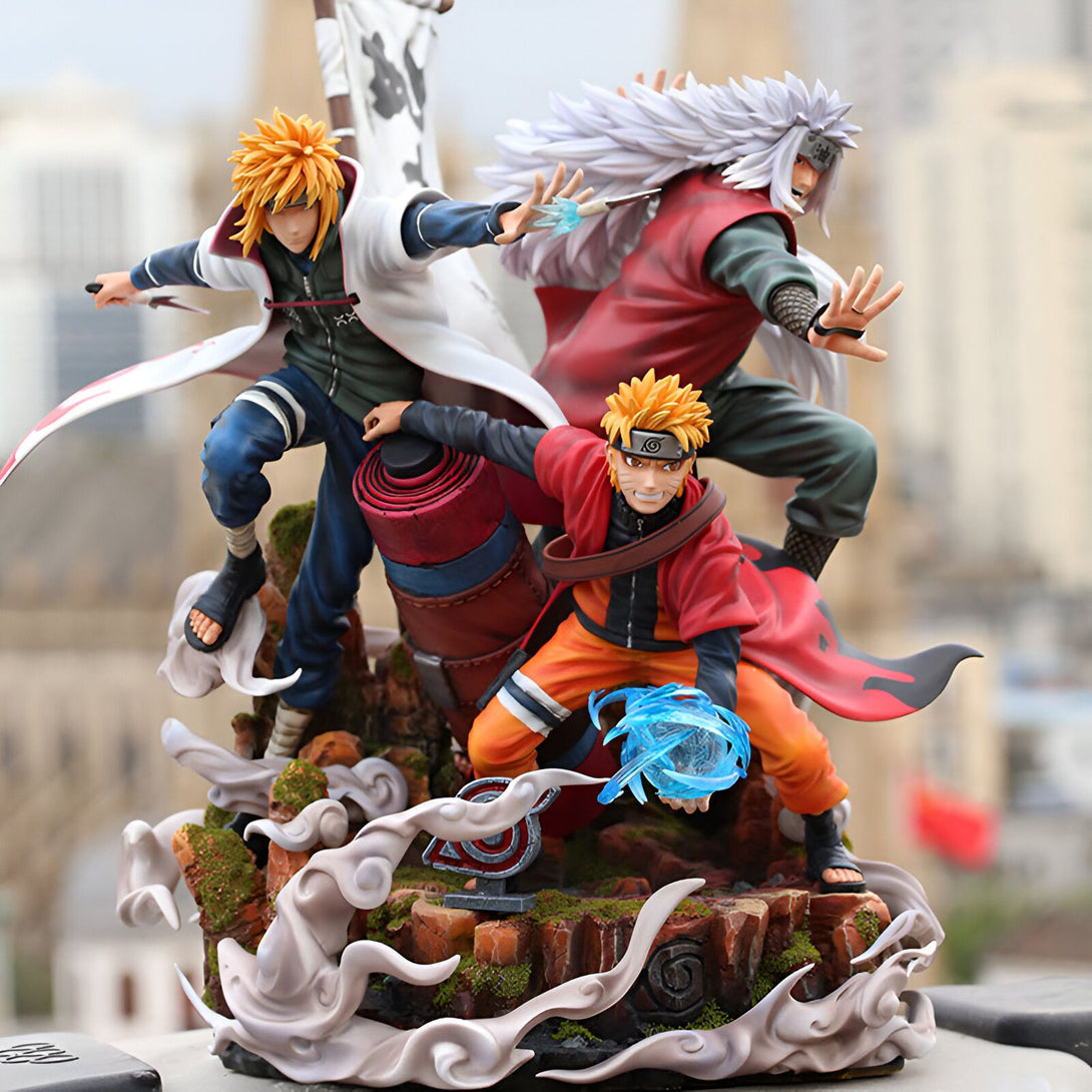 Figurines Naruto Shippuden de Minato Namikaze, Naruto Uzumaki et Jiraiya, posées sur une base avec des effets de fumée et des détails de l'univers Naruto.