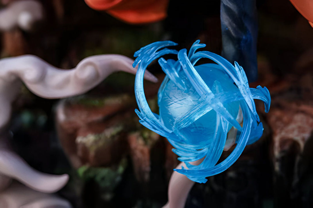 Une figurine de Naruto en action, utilisant le Rasengan, une puissante technique de ninjutsu. La figurine est faite de plastique et représente l'un des personnages les plus populaires de l'anime.