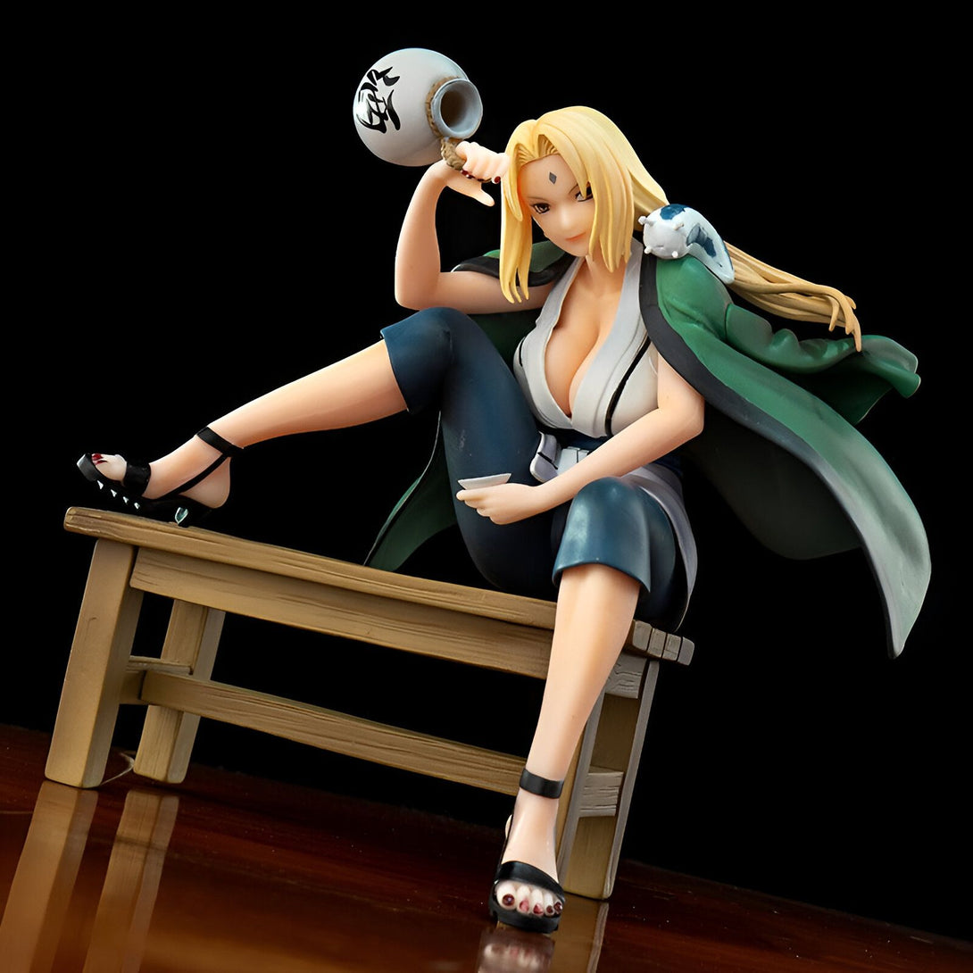 Figur de Tsunade de Naruto assis sur un banc en bois, tenant un vase dans sa main droite. Elle porte une robe verte et bleue avec un décolleté plongeant. Elle a les cheveux blonds et les yeux bleus.