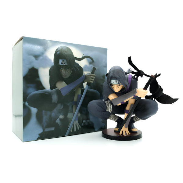 Figurine de Sasuke Uchiha de Naruto Shippuden en position d'attaque avec ses corbeaux. La figurine est livrée dans une boîte illustrée avec une image de Sasuke.