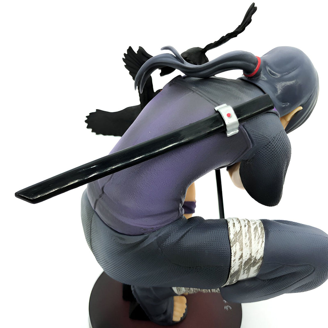 Figure de Sasuke Uchiha de l'anime Naruto, en position accroupie, tenant un katana sur son dos, avec un corbeau noir à ses côtés.