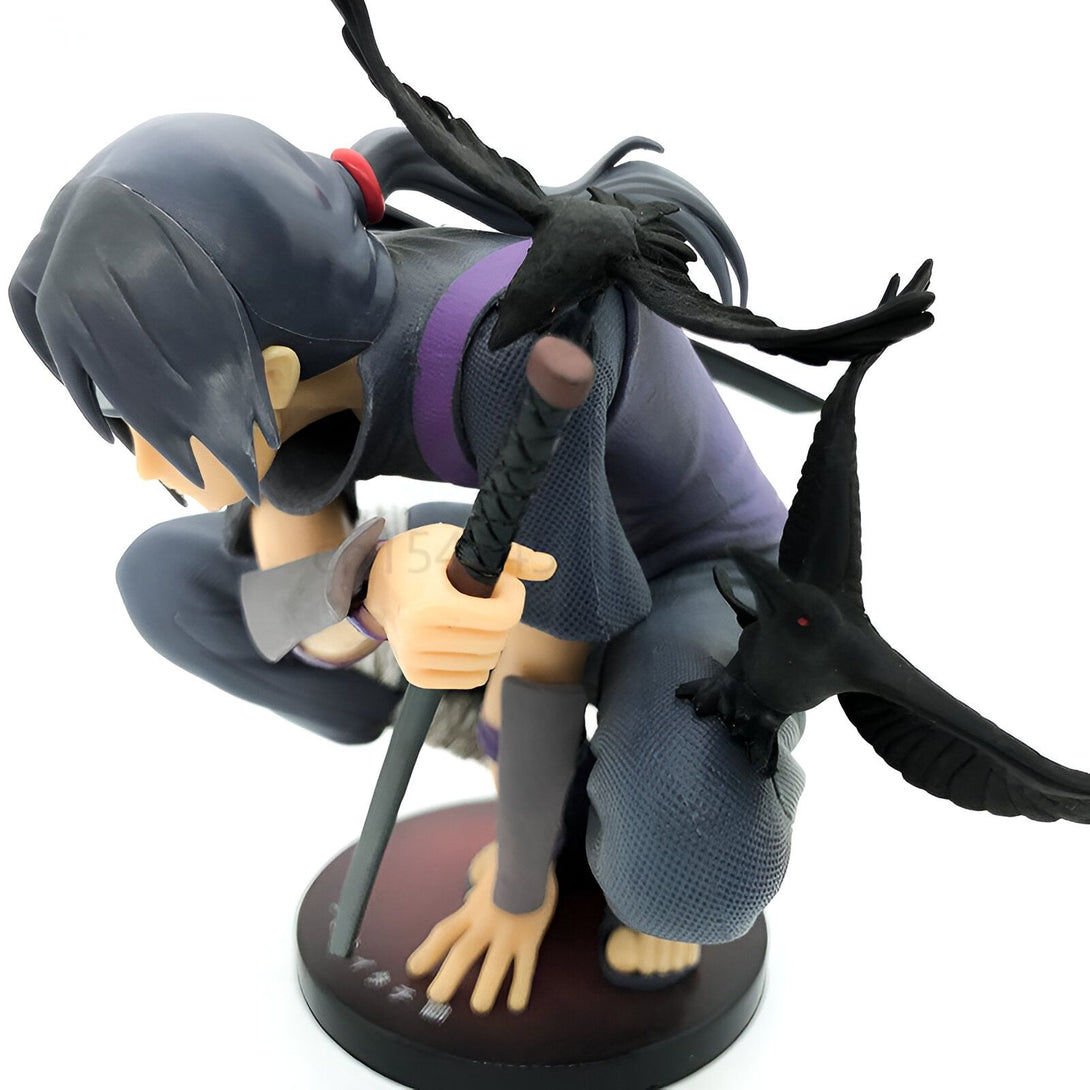Figurine de Sasuke Uchiha de Naruto Shippuden, en position de combat, tenant son épée Kusanagi et accompagné de deux corbeaux noirs.