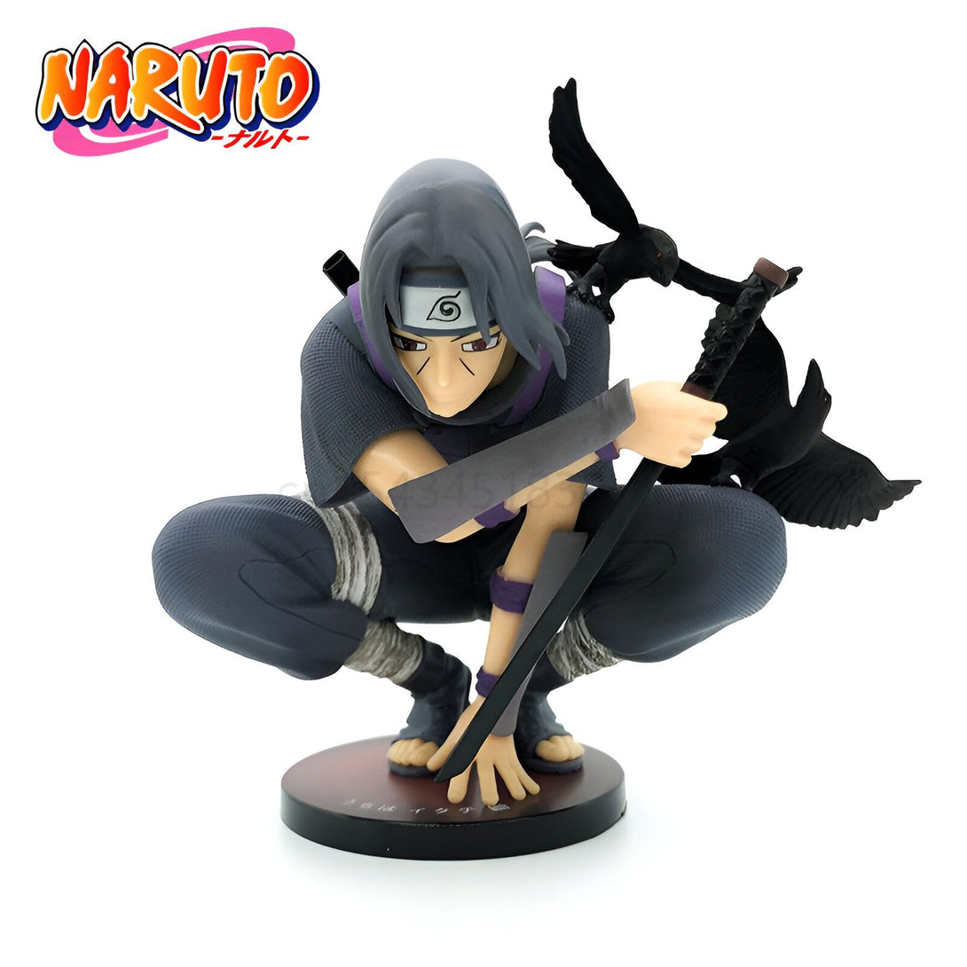 Figure de collection Naruto Shippuden représentant Sasuke Uchiha en position de combat, tenant une épée et accompagné de deux corbeaux noirs.
