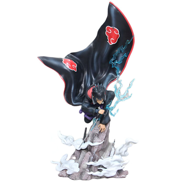 Statue de Naruto Uzumaki en mode Rikudo Sennin, portant son manteau rouge avec les emblèmes d'Akatsuki et brandissant une arme éclair.  La figurine est posée sur un socle en pierre avec des effets de fumée.