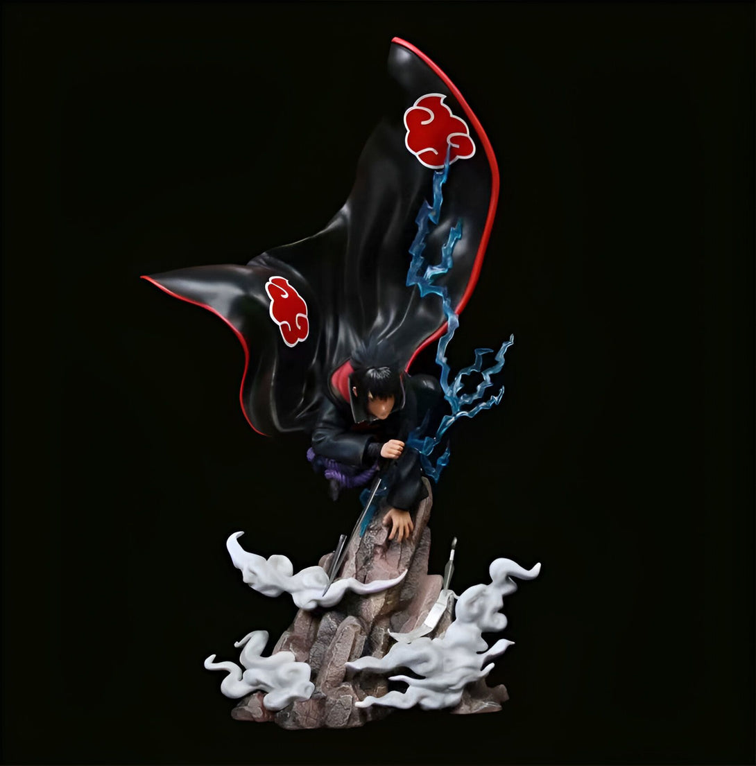 Figur de Sasuke Uchiwa, un personnage de l'anime Naruto, représenté dans sa tenue de l'Akatsuki, avec un éclair d'énergie bleu et une base de roche avec des nuages.