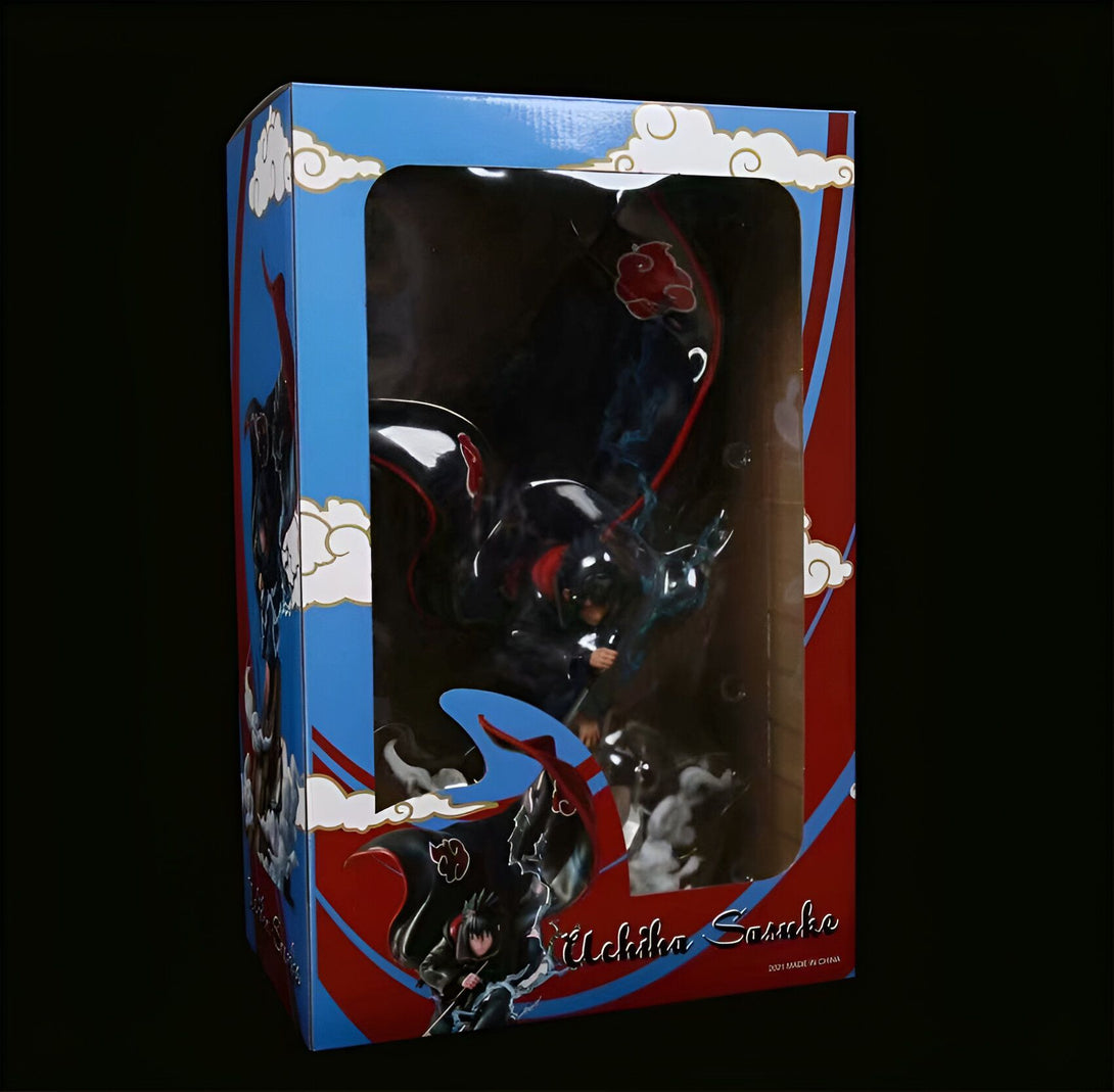Boîte de figurine d'Uchiha Sasuke de l'anime Naruto, représentant Sasuke en pleine attaque, avec ses pouvoirs spéciaux activés. La figurine est présentée sur un fond de fumée et de nuages.