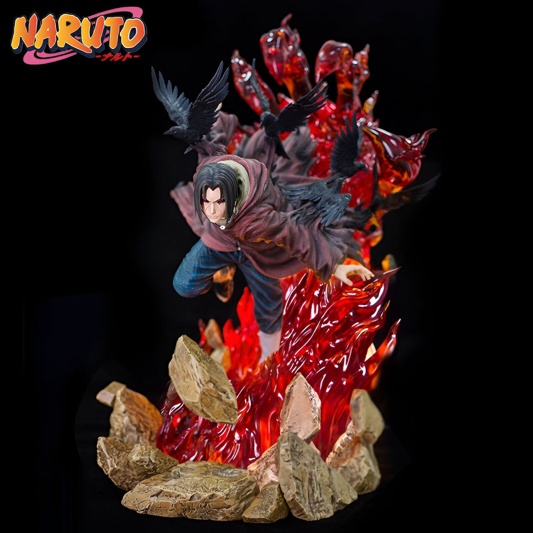 Statue de Itachi Uchiha de Naruto, debout sur un socle de flammes et entouré de corbeaux noirs. Il porte sa tenue rouge caractéristique et semble prêt à attaquer.