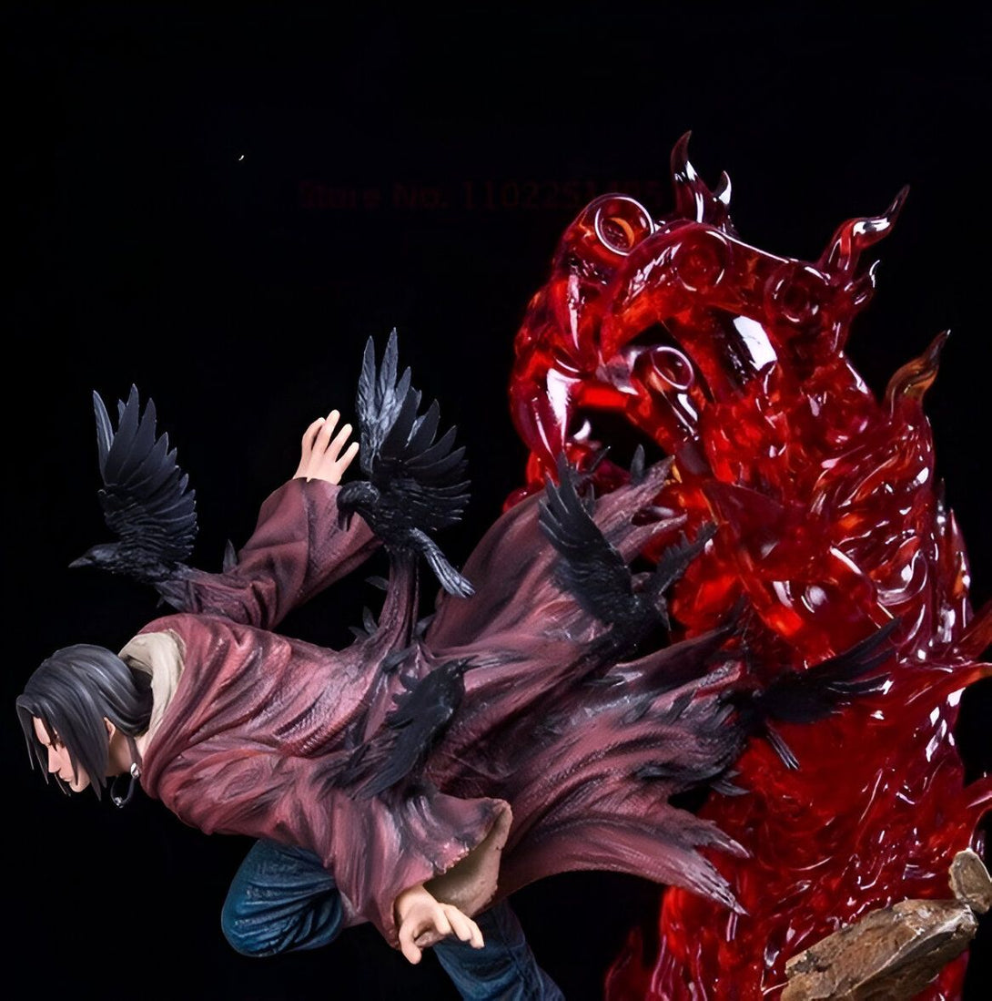 Statue en résine de Itachi Uchiha de Naruto Shippuden, utilisant sa technique "Susanoo", avec un manteau rouge et des corbeaux noirs.