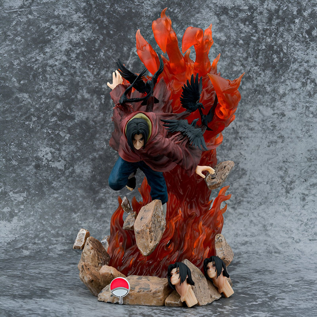 Figurine de Itachi Uchiha de Naruto Shippuden, avec des corbeaux noirs et des flammes rouges. Il se tient sur un socle rocheux avec le symbole du village de Konoha.