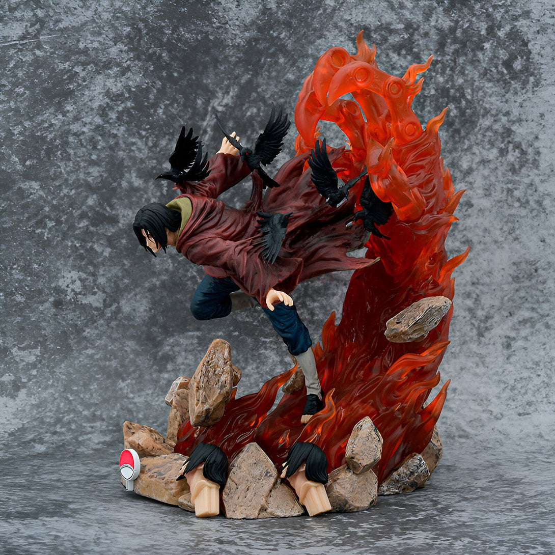 Statue de Itachi Uchiha de Naruto Shippuden, représentée dans sa technique "Amaterasu" avec des corbeaux noirs et des flammes rouges.