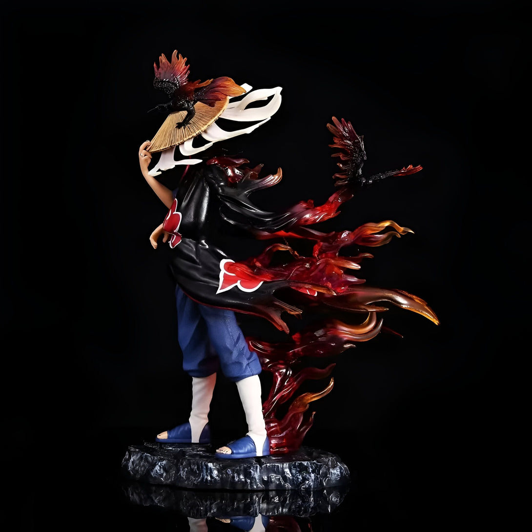 Figur de collection Naruto Shippuden représentant Itachi Uchiha, vêtu de son emblématique manteau noir avec le Sharingan rouge, entouré de flammes et de corbeaux.
