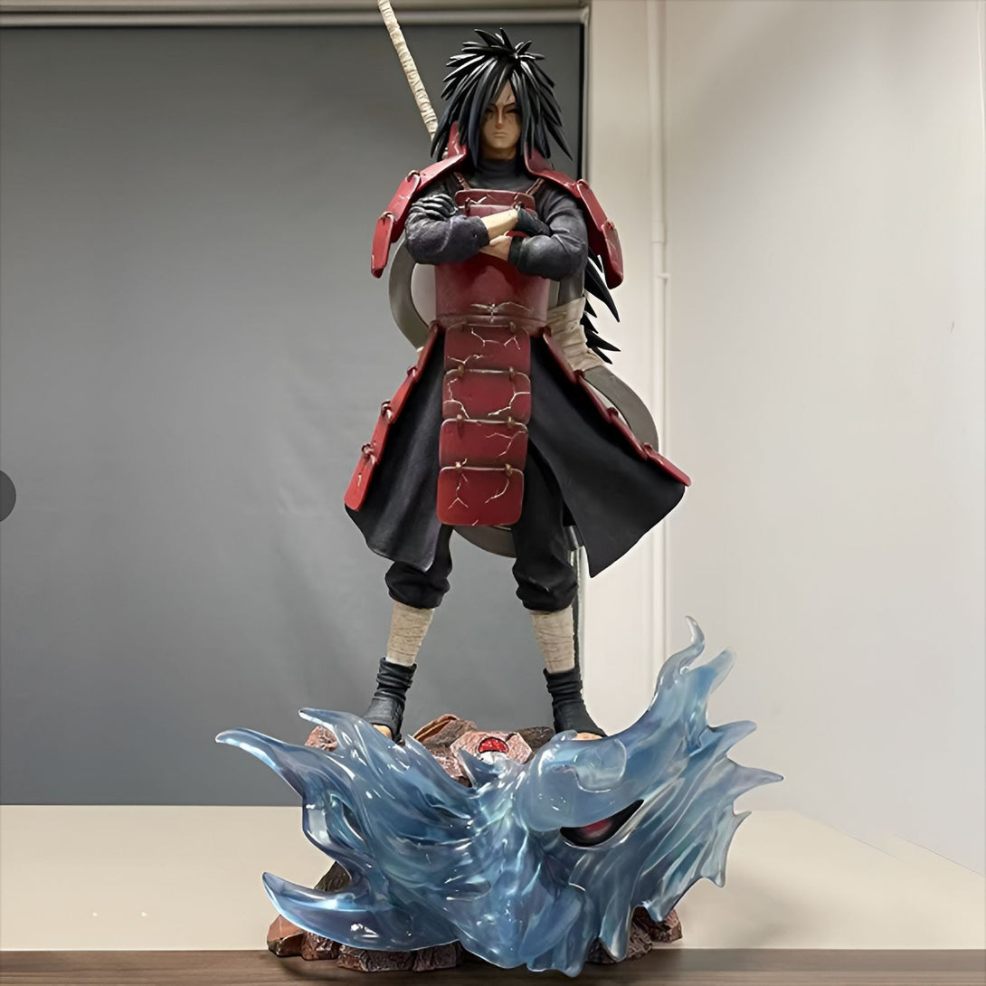 Statue de collection de Pain, le chef d'Akatsuki, de l'anime Naruto, debout sur un socle représentant son jutsu. Il porte son armure rouge et noire et son Sharingan est visible.