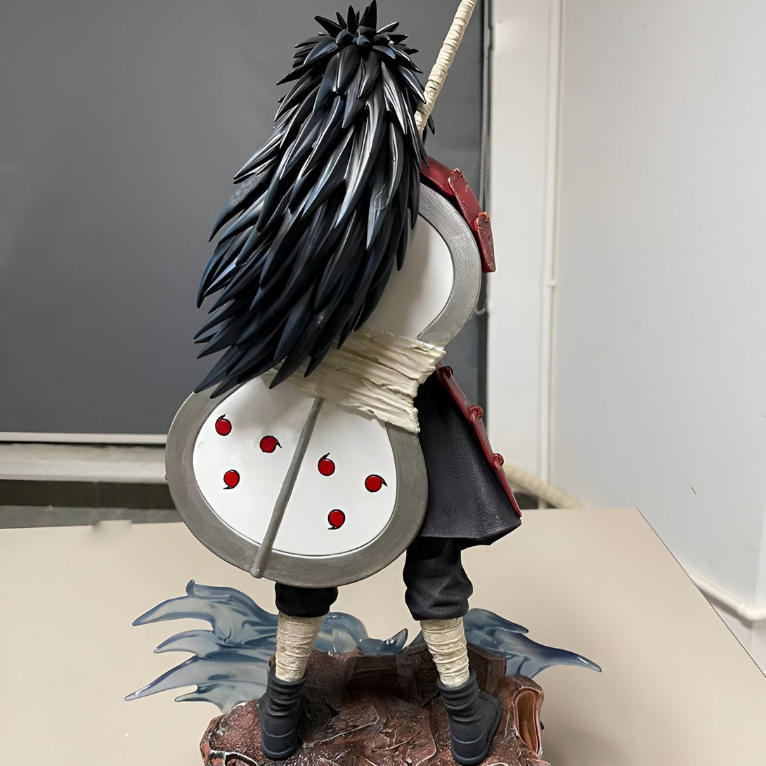 Statue de Pain du manga Naruto, vue de dos, portant son célèbre manteau rouge et son bouclier avec le symbole de l'Akatsuki.