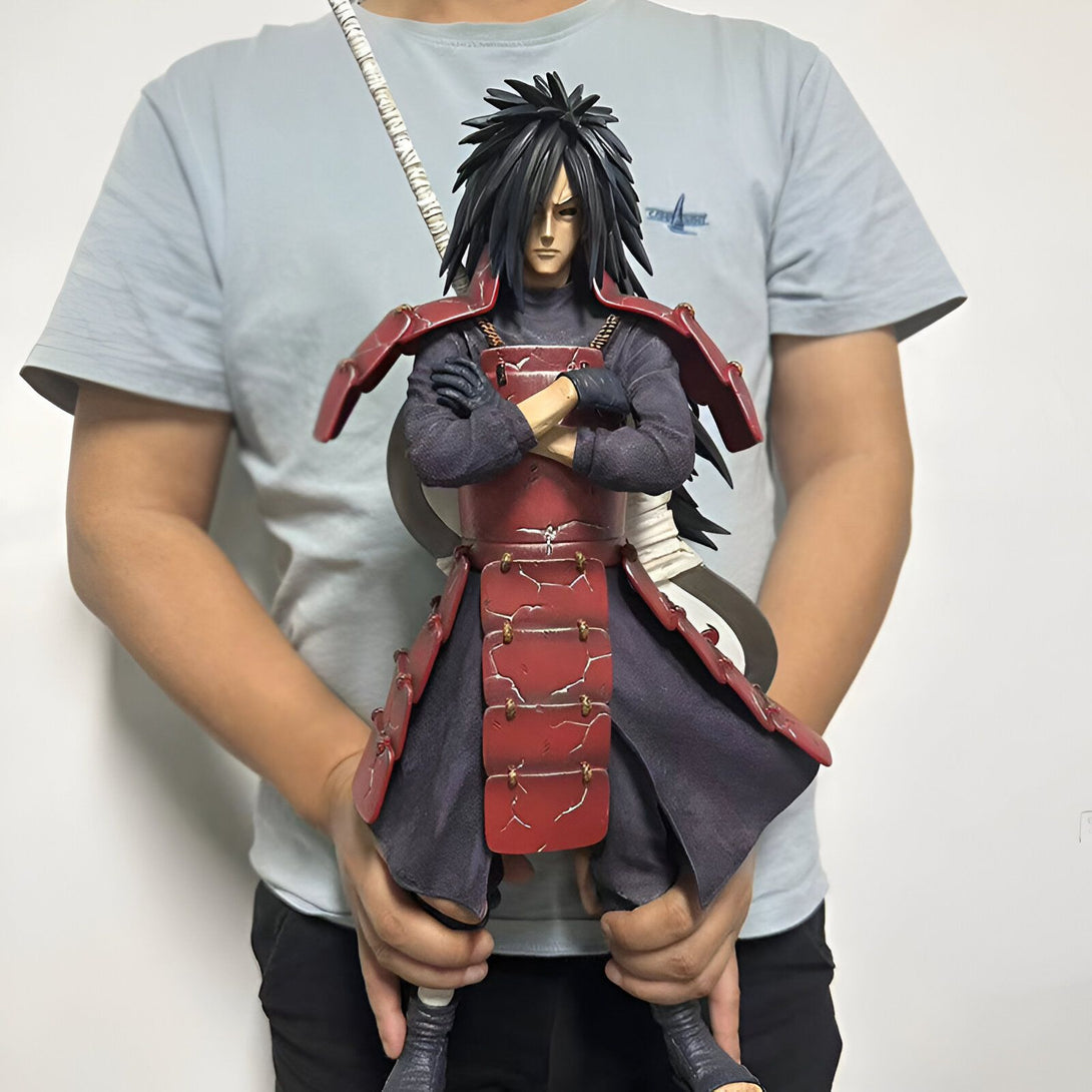 Une figurine de collection de Madara Uchiwa, un personnage populaire de l'anime Naruto, portant son armure rouge caractéristique et tenant une épée. La figurine est grande et détaillée, et elle est idéale pour les fans de Naruto.