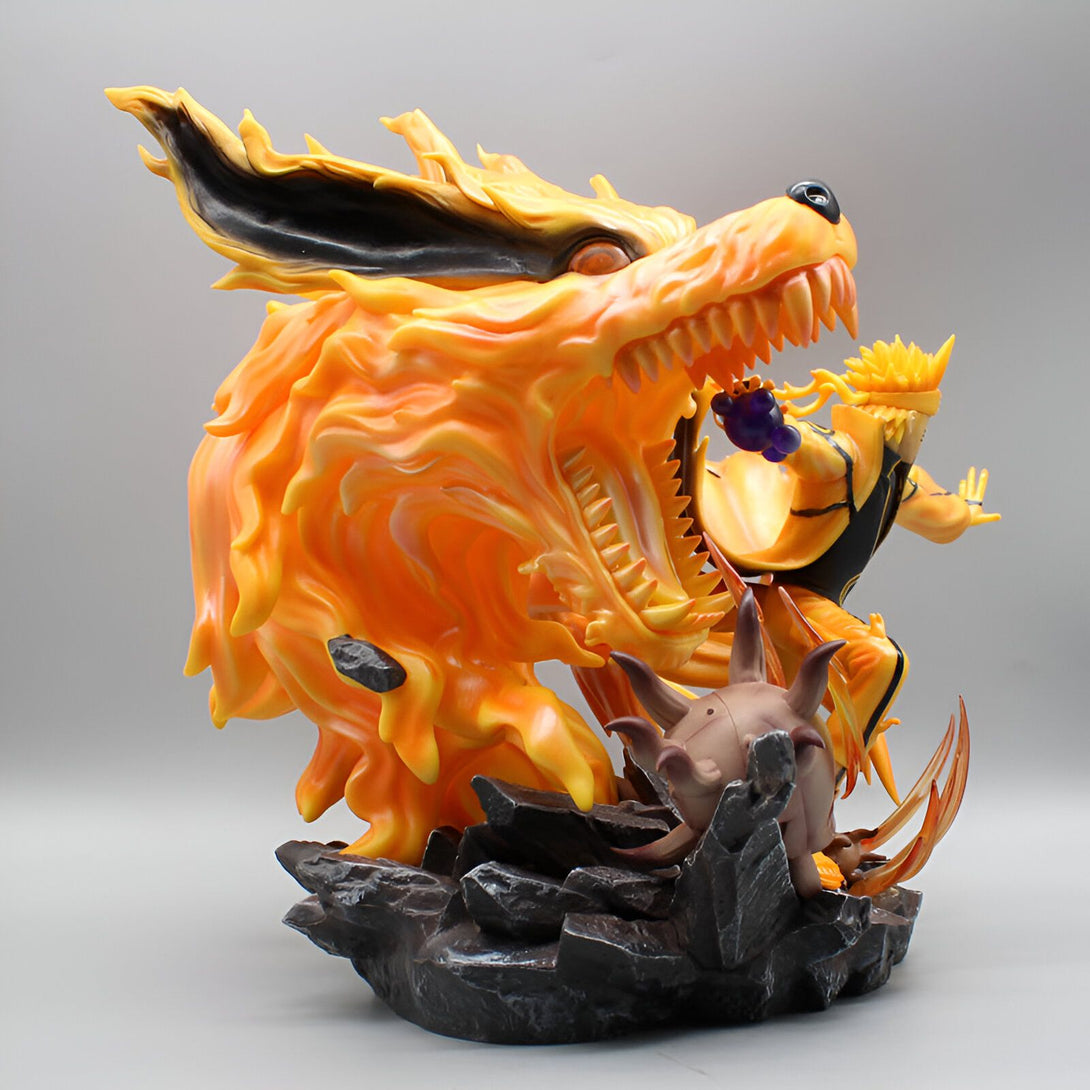 Statue de Naruto Uzumaki en mode Kyubi, avec le renard à neuf queues enflammé et Naruto tenant le chakra du démon.