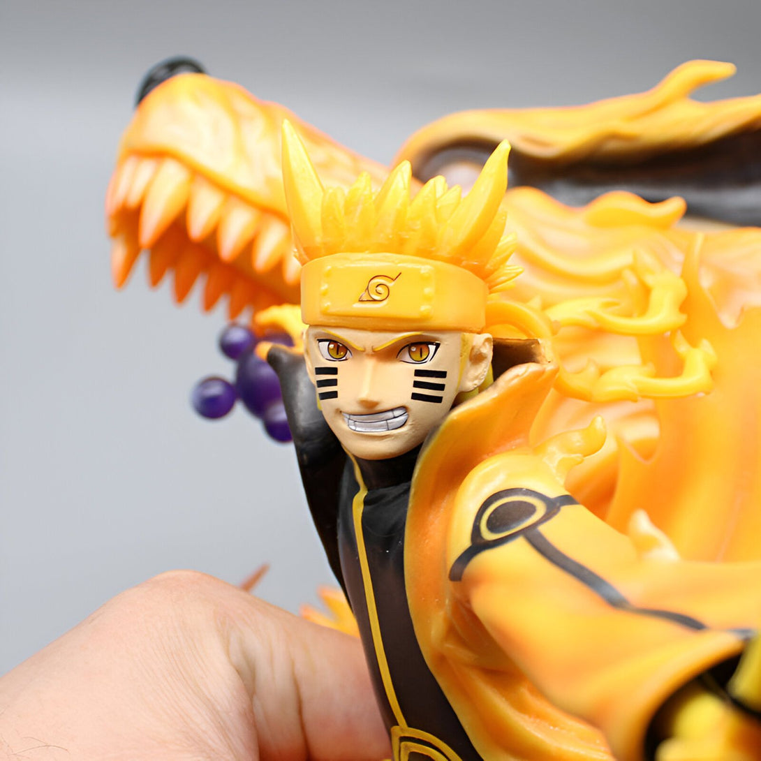 Naruto Uzumaki, le personnage principal de l'anime Naruto, en mode Kyubi, avec son chakra jaune et ses yeux rouges. La figurine représente sa puissance et sa détermination à protéger ses amis.