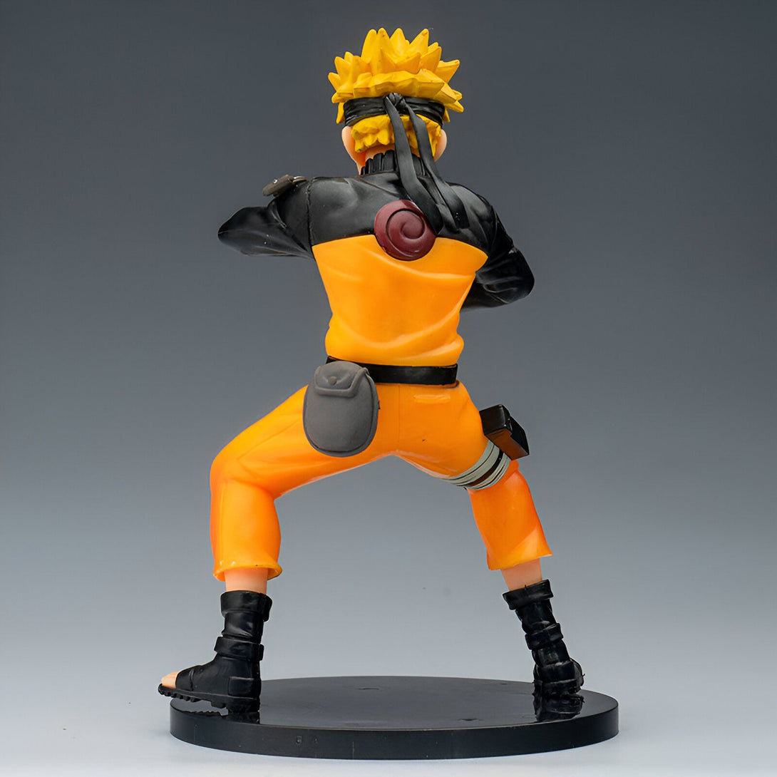 Naruto Uzumaki figurine en PVC, vu de dos, portant sa tenue orange emblématique et son bandeau frontal noir. Il est debout sur une base noire.