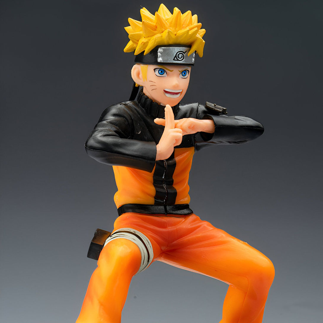 Naruto Uzumaki, le célèbre héros de l'anime Naruto, dans une pose dynamique, prêt à utiliser son jutsu. Cette figurine de collection est un must-have pour tous les fans de la série.