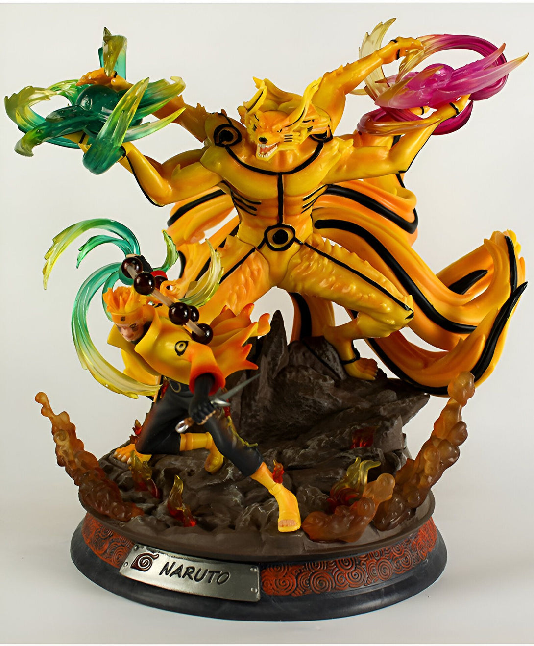 Statue de Naruto Uzumaki en mode Kurama, le démon renard à neuf queues, représenté avec sa forme humaine et sa forme de démon, se tenant sur une base de roche avec des flammes. La figurine est peinte avec des détails réalistes et comporte des effets spéciaux, ce qui en fait un excellent ajout à toute collection Naruto.
