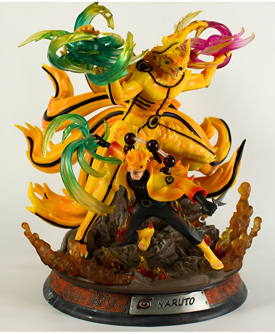 Statue de Naruto Uzumaki et Kurama, le renard à neuf queues, en train de combattre. La figurine est détaillée et représente les deux personnages avec leurs pouvoirs.