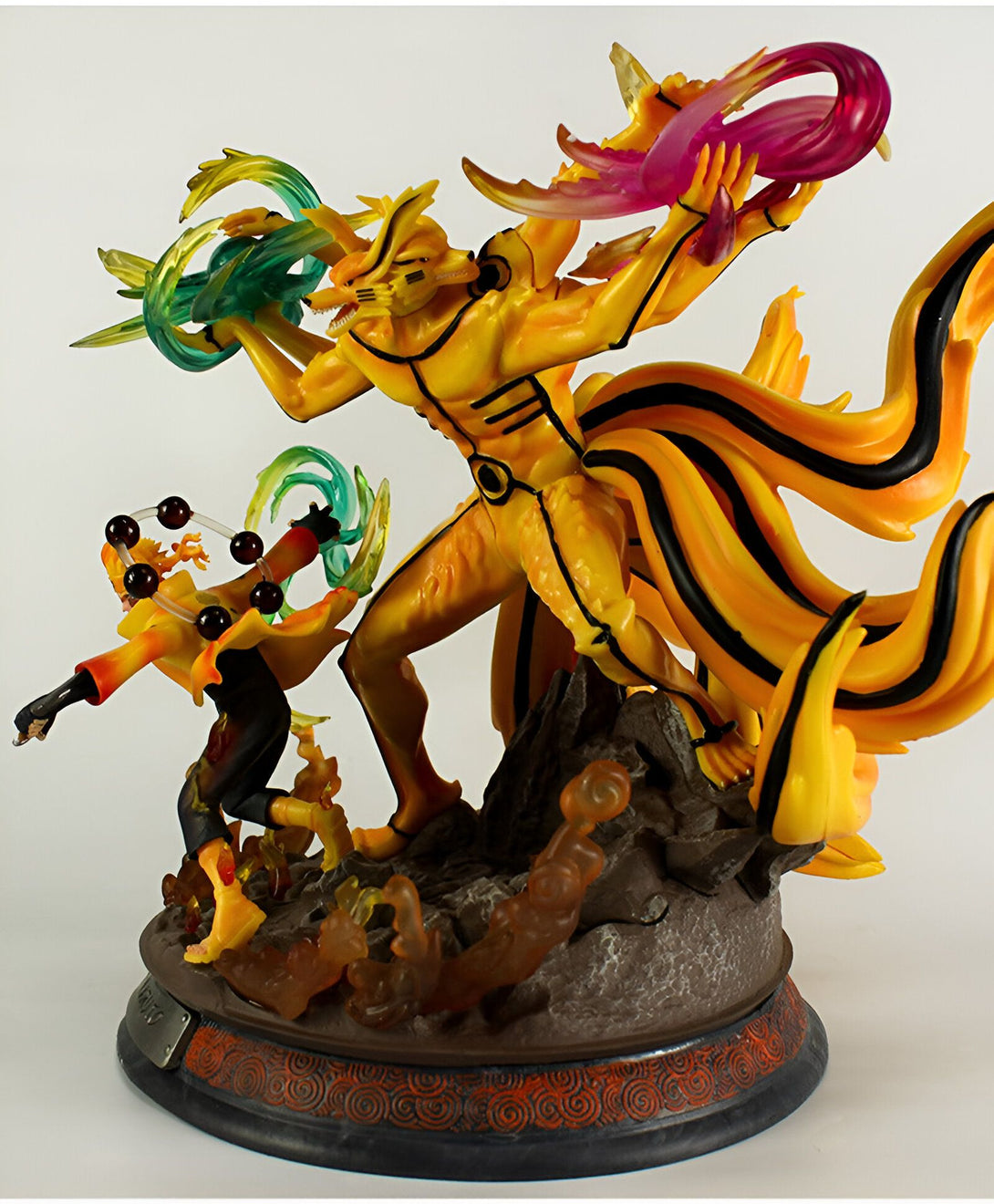 Statue de Naruto Uzumaki en mode Kyûbi, avec neuf queues de démon-renard, en train de lancer un Rasengan. Un personnage de l'anime Naruto.